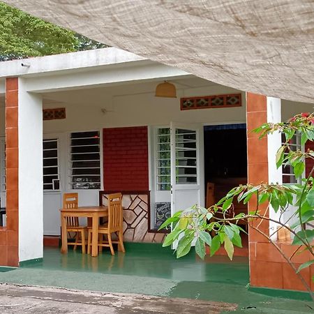 Colibri Taverne & Guest House Gisenyi Esterno foto