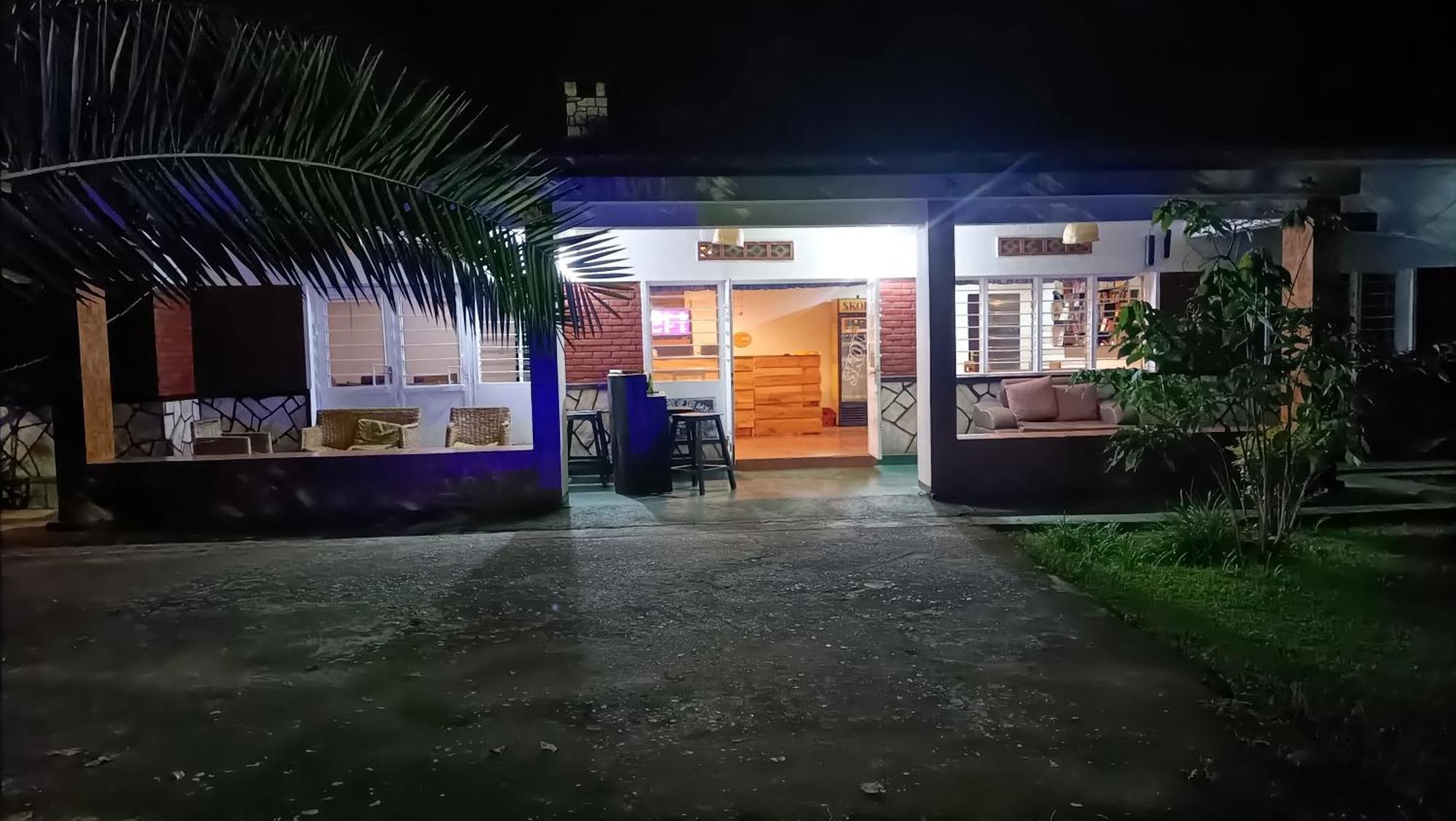 Colibri Taverne & Guest House Gisenyi Esterno foto
