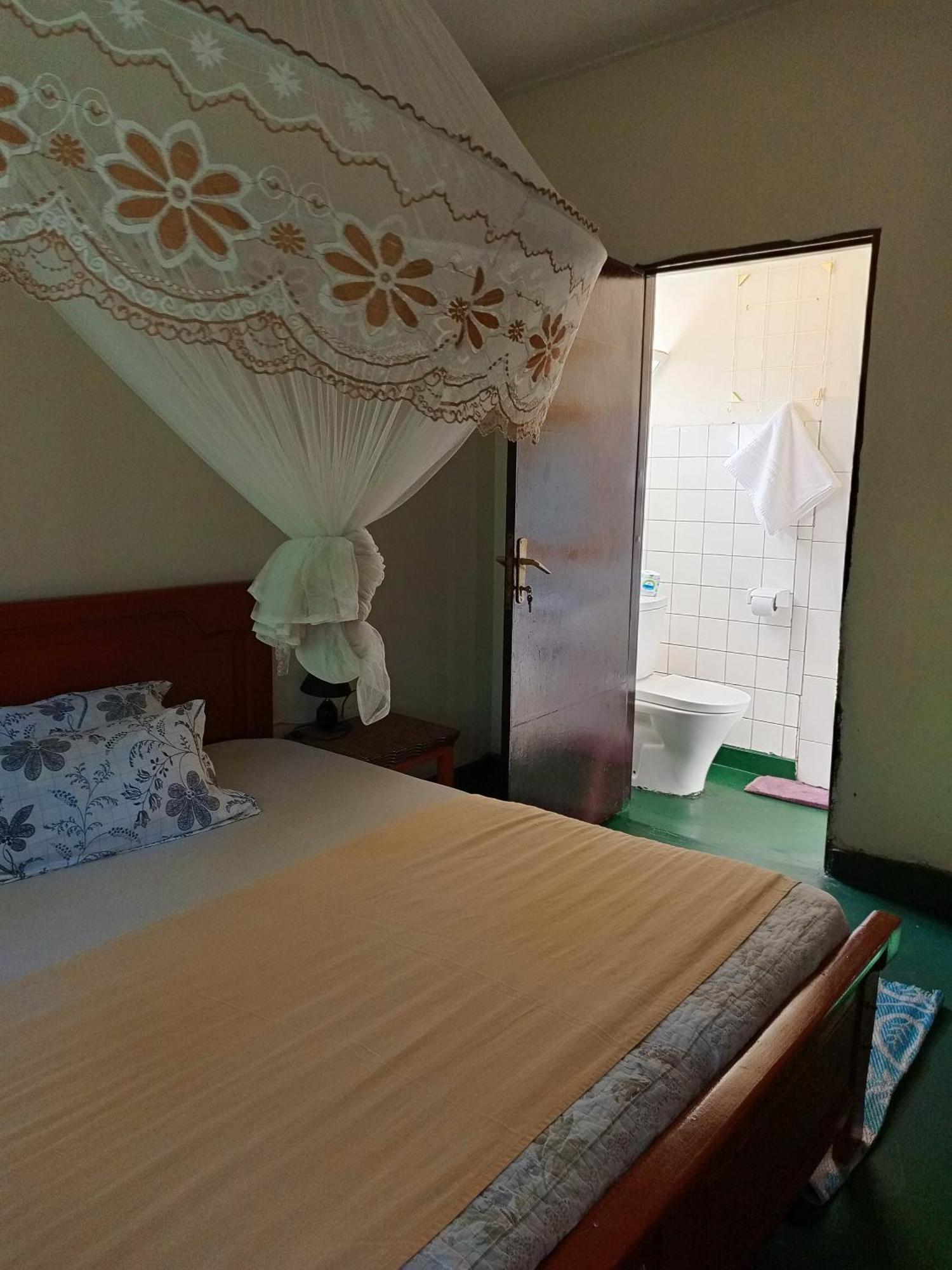 Colibri Taverne & Guest House Gisenyi Esterno foto